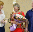 Елена Перминова вручает подарок семье Кузиных. - Newsler.Ru