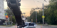 В Кирове неизвестный водитель врезался в дорожную фрезу: пострадали двое - Комсомольская Правда