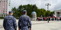 В Кирове сотрудники Росгвардии присоединились к празднованию Дня Государственного флага РФ - Росгвардия