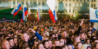 Первое сентября традиционно стало днем, объединившим жителей Кирова, в том числе студентов высших и средних профессиональных учебных заведений, а также молодые семьи, на Театральной площади города. Александр Соколов лично поздравил собравшихся, а их было около 15 тысяч, с началом нового учебного года. - Кировская правда