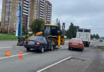 В Кирове экскаватор-погрузчик столкнулся с легковушкой