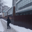 В Кирове у недостроя на улице Ленина завершается установка нового забора - ProGorod.Ru