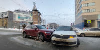 Главная картинка новости: После аварии около Старого моста в Кирове собралась пробка из полусотни машин - Город Киров