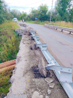В Кирово-Чепецке грузовик снес ограждение на путепроводе